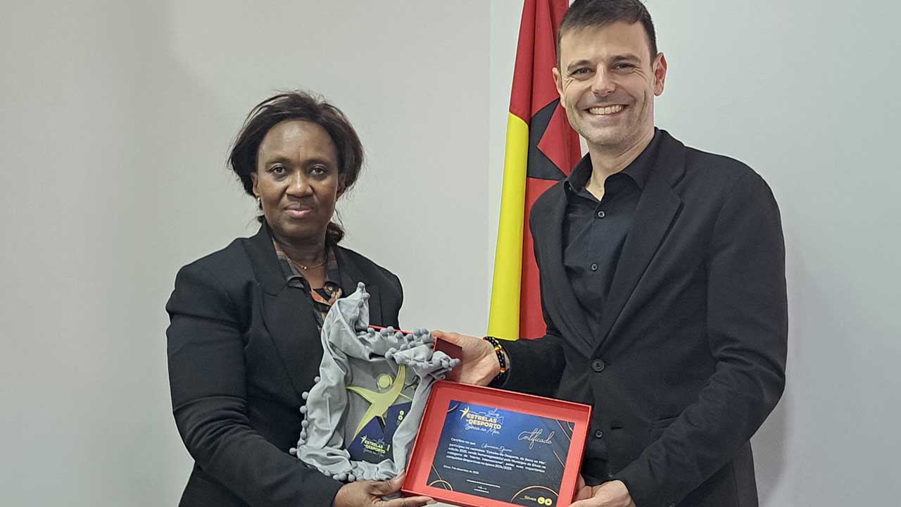 Usumane Djumo, atleta algarvio, doa troféu internacional à Guiné-Bissau após distinção atribuída pelo Município de Silves.