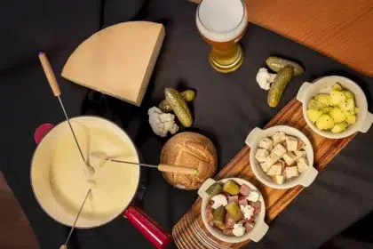 Fondue de queijo servido no Vila Vita Biergarten em Porches.