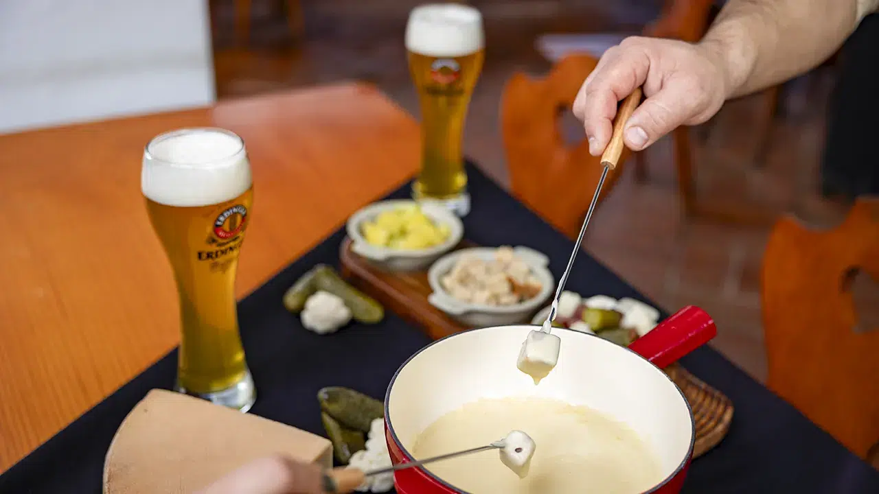 Fondue de queijo servido no Vila Vita Biergarten em Porches.