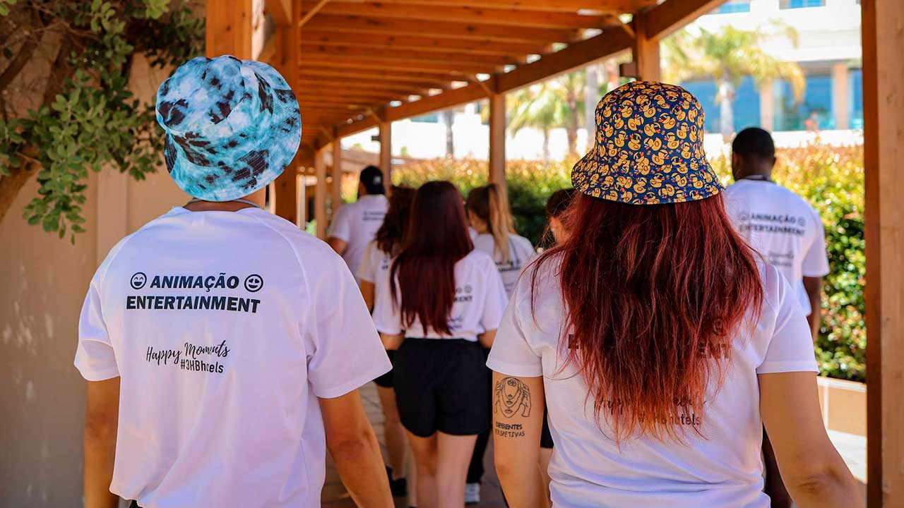 Campanha de recrutamento destina-se a reforçar equipas nas áreas de hotelaria para a próxima época turística.