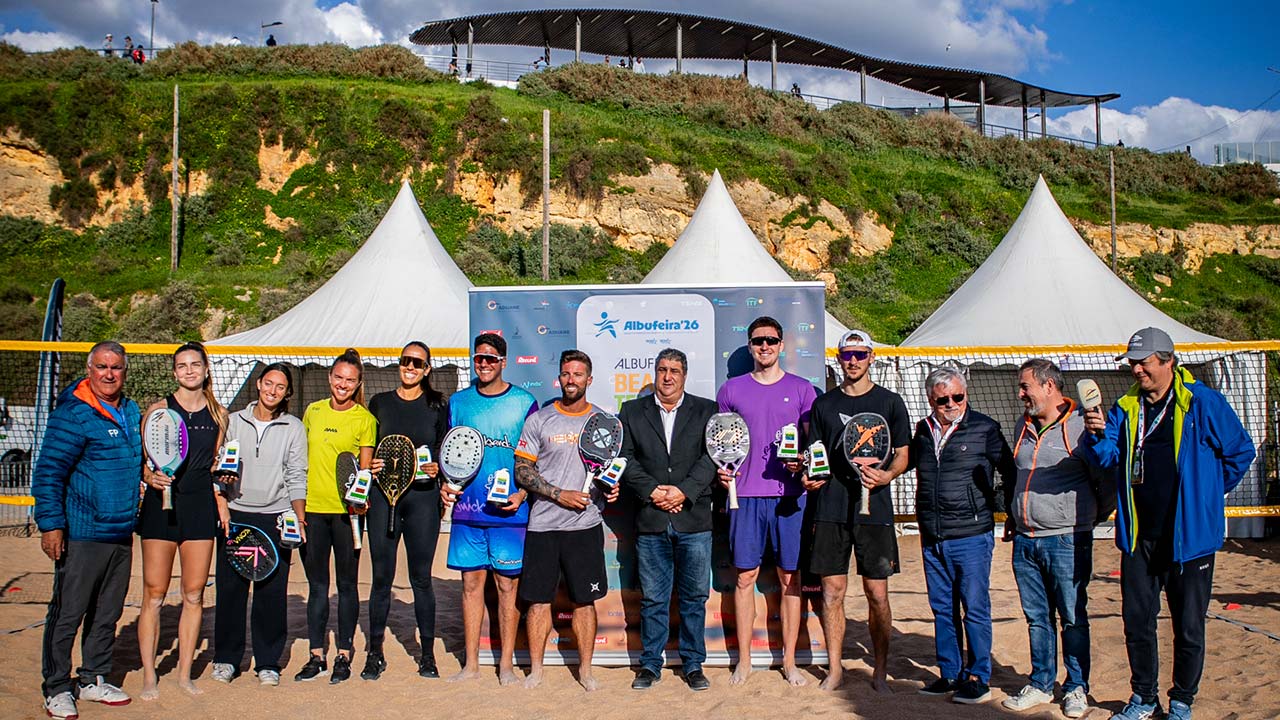 Beach Tennis Tour com atletas a competir em Albufeira.
