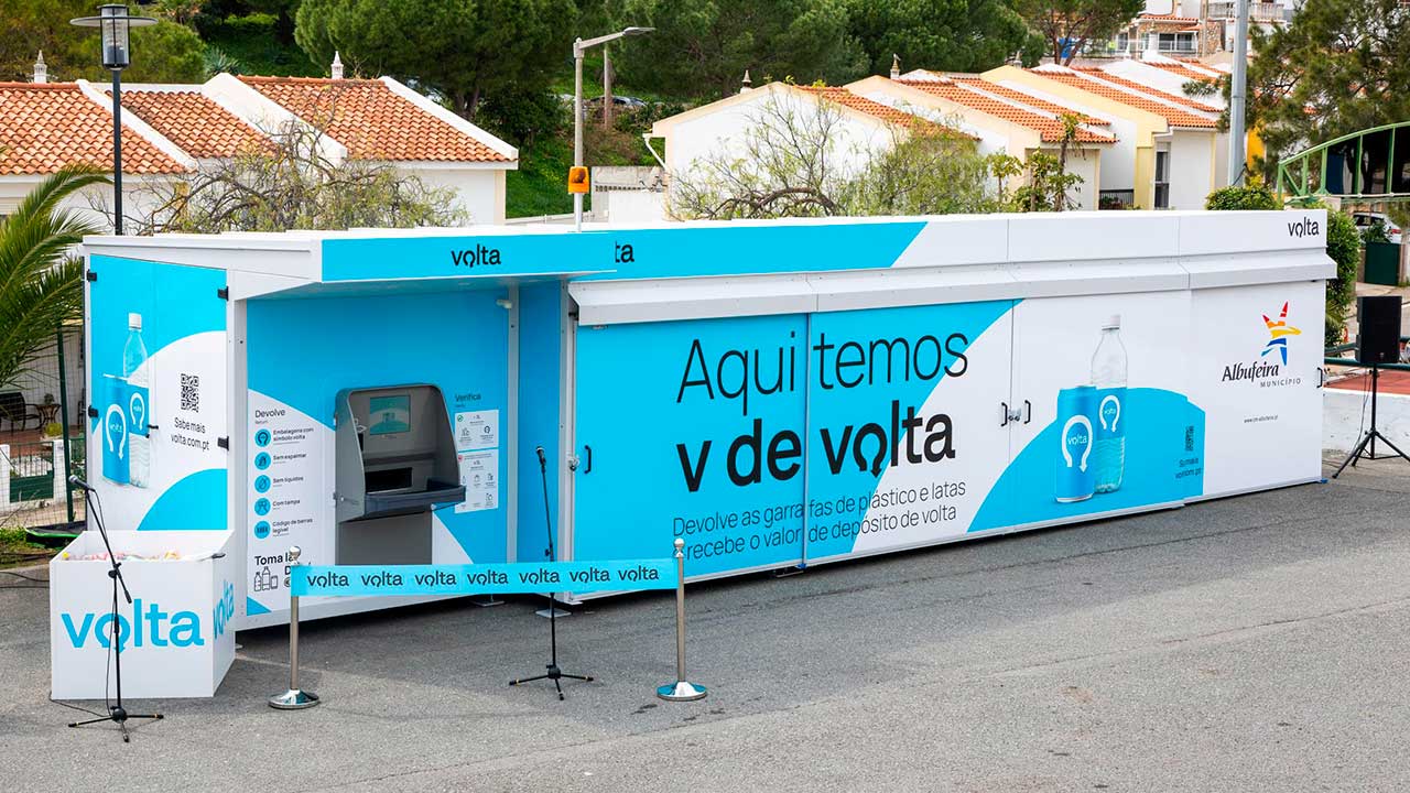 Albufeira recebe quiosque que paga por embalagens devolvidas e permite recuperar dinheiro gasto na compra, com o sistema «Volta».