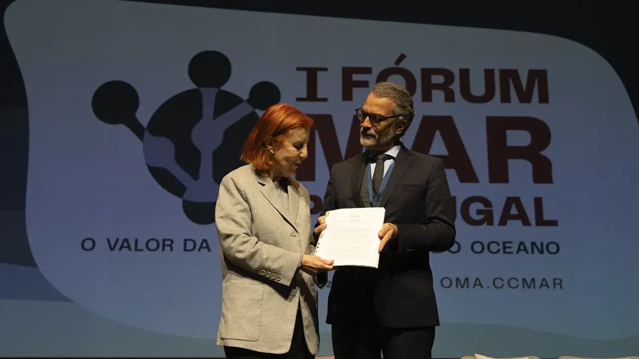 Os 16 municípios formalizam no Fórum Mar Portugal o compromisso «Algarve Capital Natural» para valorizar ecossistemas marinhos e reforçar economia azul regional.