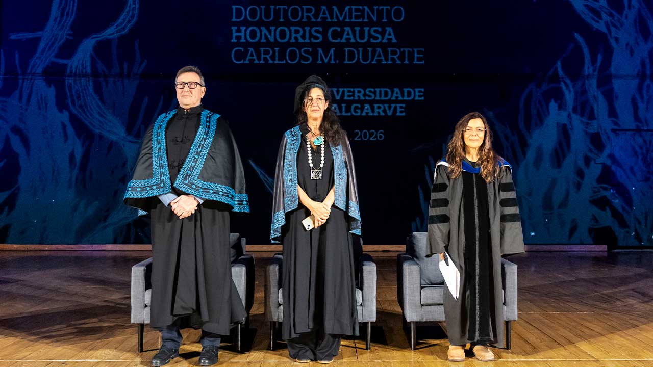 Carlos Duarte recebe Honoris Causa da UAlg pelo impacto do carbono azul nas políticas climáticas internacionais.