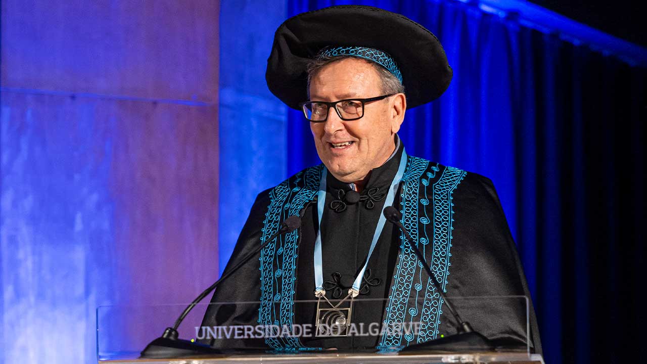 Carlos Duarte recebe Honoris Causa da UAlg pelo impacto do carbono azul nas políticas climáticas internacionais.