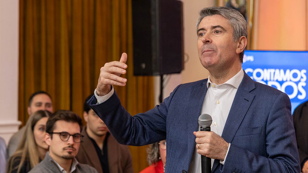 Carneiro acusa Governo de governar «em falsete» em Faro e diz que o PS tem sido o principal fator de estabilidade política.
