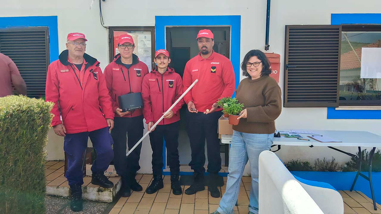 Budens assinala Dia da Árvore com troca de resíduos por plantas aromáticas.
