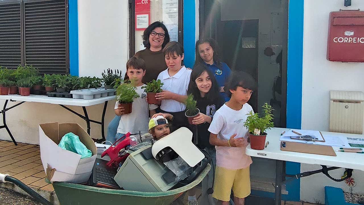 Budens assinala Dia da Árvore com troca de resíduos por plantas aromáticas.