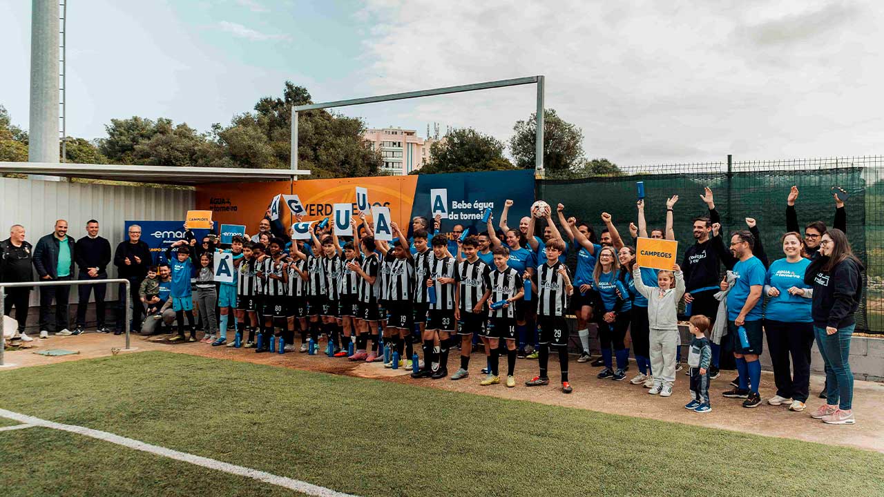 EMARP assinala Dia da Água com jovens do Portimonense em jogo e quizz, além da instalação de dispensador para promover água da torneira.