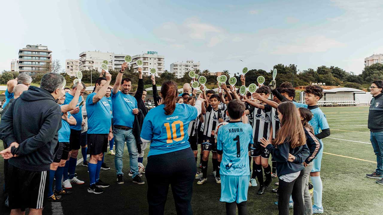EMARP assinala Dia da Água com jovens do Portimonense em jogo e quizz, além da instalação de dispensador para promover água da torneira.