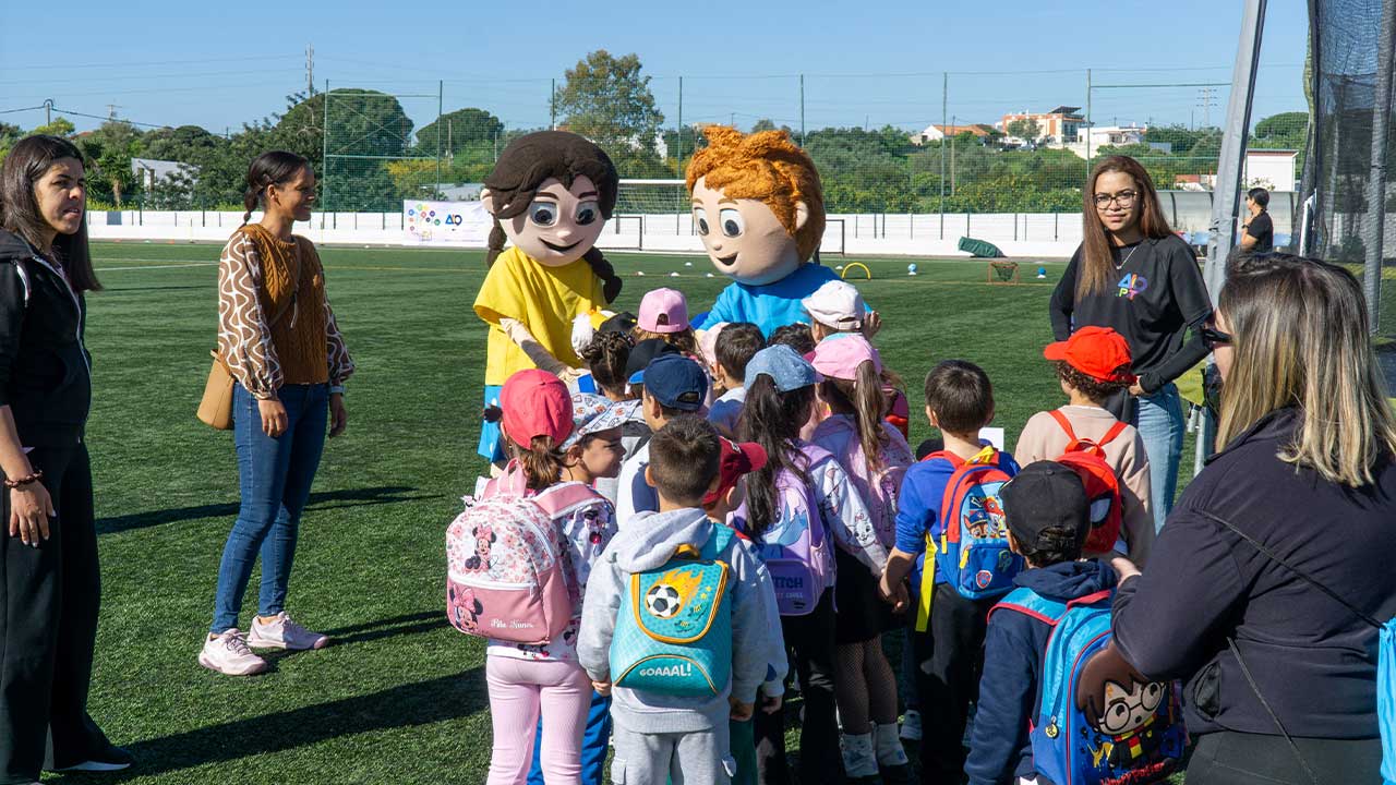 Festa da Escola a Tempo Inteiro leva 800 crianças ao estádio de Olhão para uma manhã de partilha, jogos e aprendizagem num ambiente marcado pelo convívio e bem-estar.