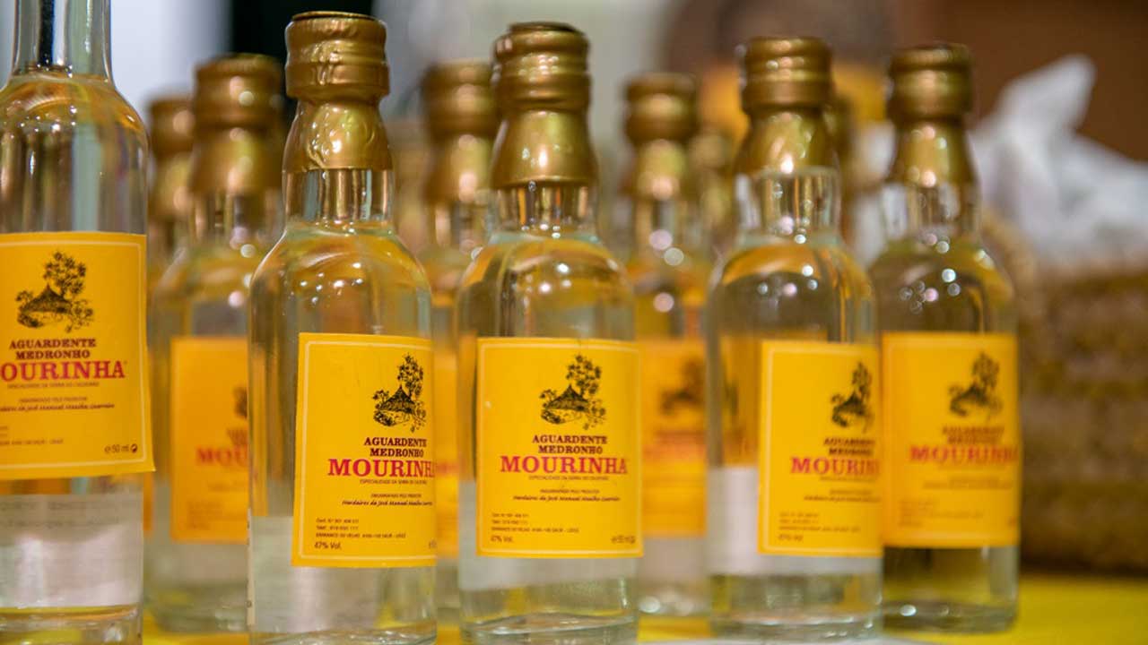 Feira da Aguardente e do Mel junta produtores na Cortelha a 14 de março com caminhada, gastronomia serrana e animação musical.