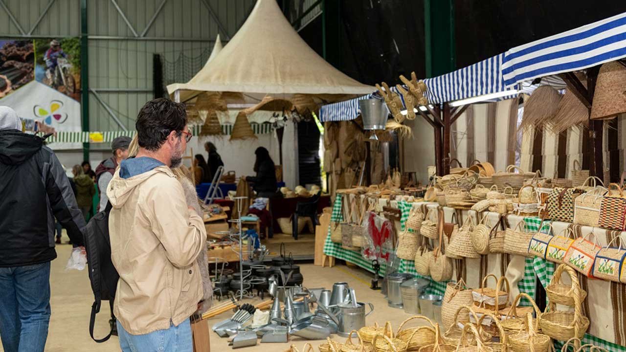 Feira da Aguardente e do Mel junta produtores na Cortelha a 14 de março com caminhada, gastronomia serrana e animação musical.