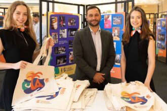 Forum Algarve, em Faro, celebra 25 anos com nova identidade numa campanha que destaca rostos da região e reforça ligação à comunidade.