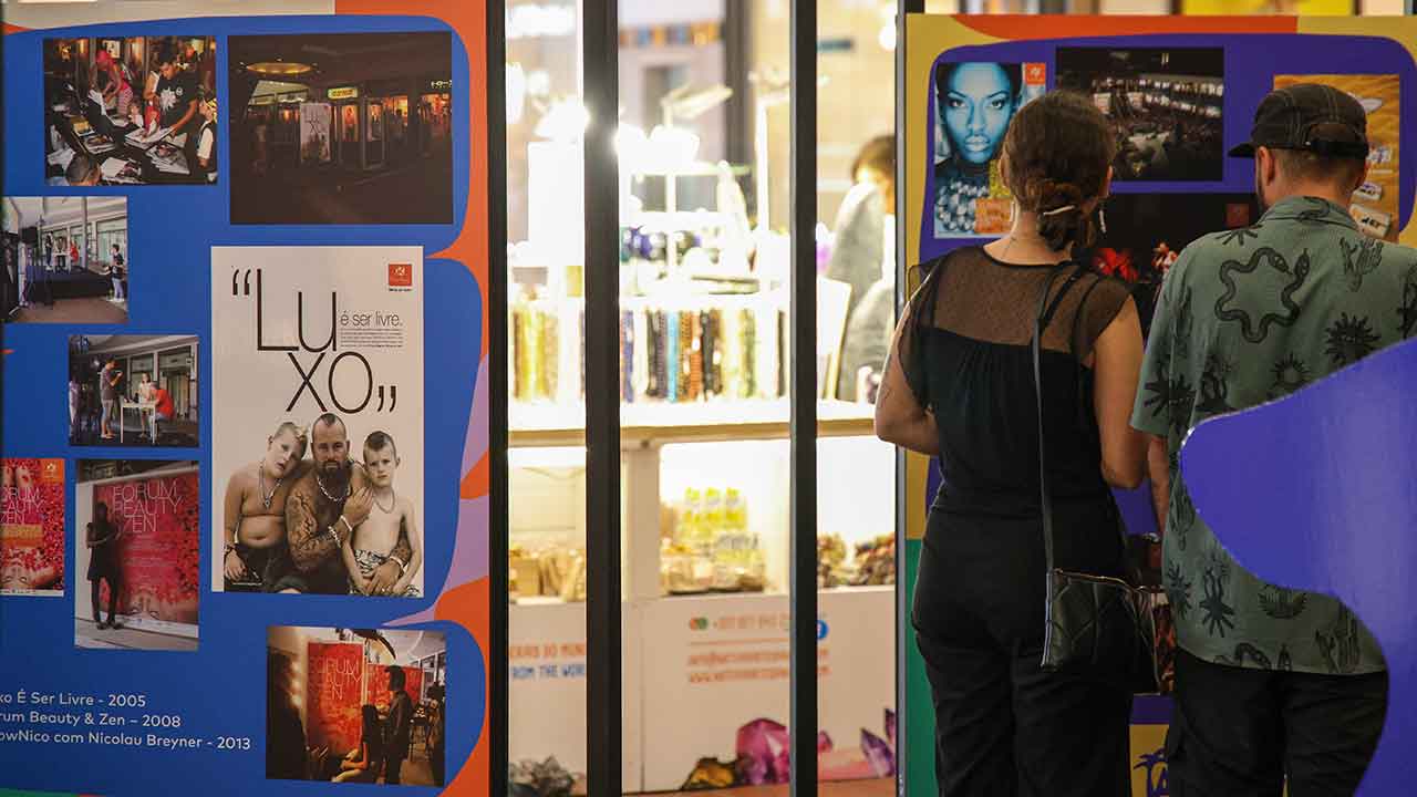 Forum Algarve celebra 25 anos e apresenta nova identidade com campanha que destaca rostos da região e reforça ligação do centro comercial à comunidade.