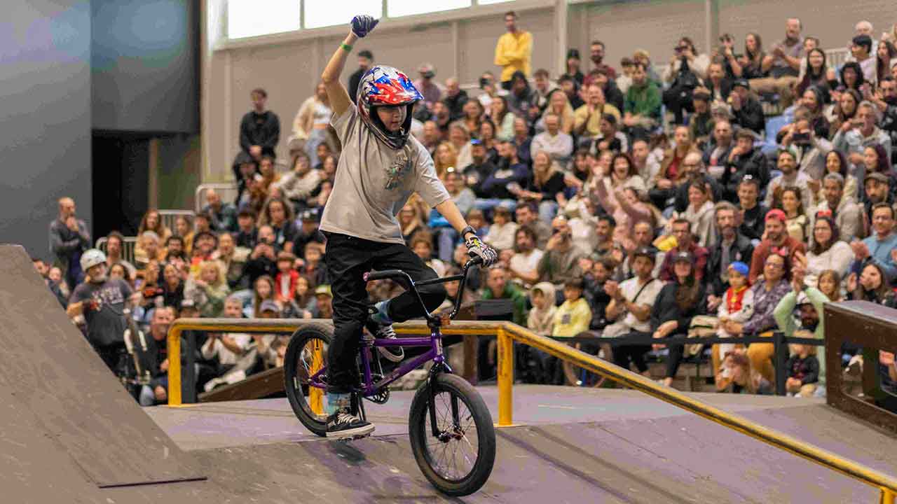 Skaters e atletas de BMX no Fusion Fest no Portimão Arena.