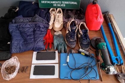 GNR detém dois homens por furtos e tráfico de droga em Silves, após investigação de seis meses com buscas, apreensões e aplicação de prisão preventiva a um suspeito.