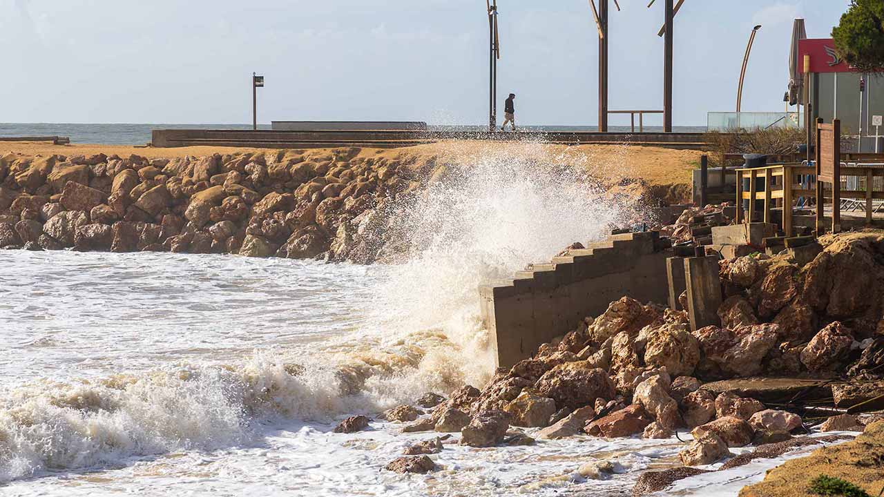 Tempestades causaram 571 danos no litoral e Governo tem plano de 111 ME para reparar praias, acessos e estruturas costeiras em 45 municípios.