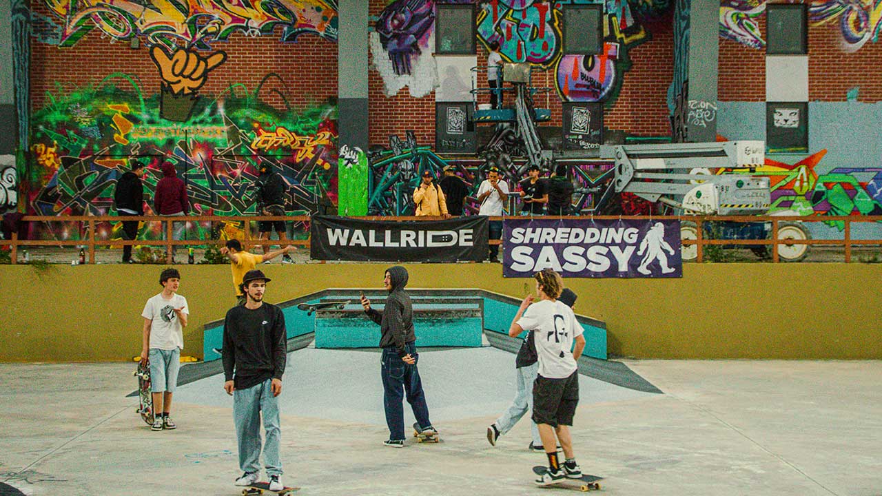 Skaters no King of the Park no skatepark de Faro.