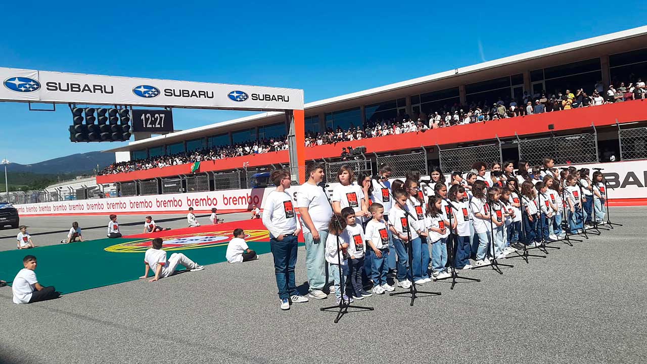 44 crianças de Loulé cantam o Hino Nacional perante milhares no Mundial de Superbikes, em Portimão.