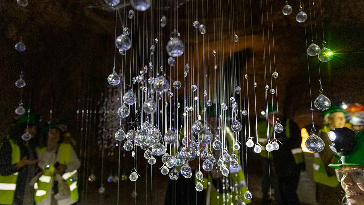Exposição «Os Cinco Elementos» desce a 230 metros na mina de sal-gema de Loulé e propõe uma experiência sensorial única no subsolo.