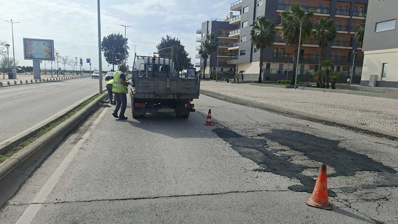 Olhão mobiliza equipas para minimizar danos da chuva nas estradas, com trabalhos em vias como Avenida 5 de Outubro e Avenida D. João VI.