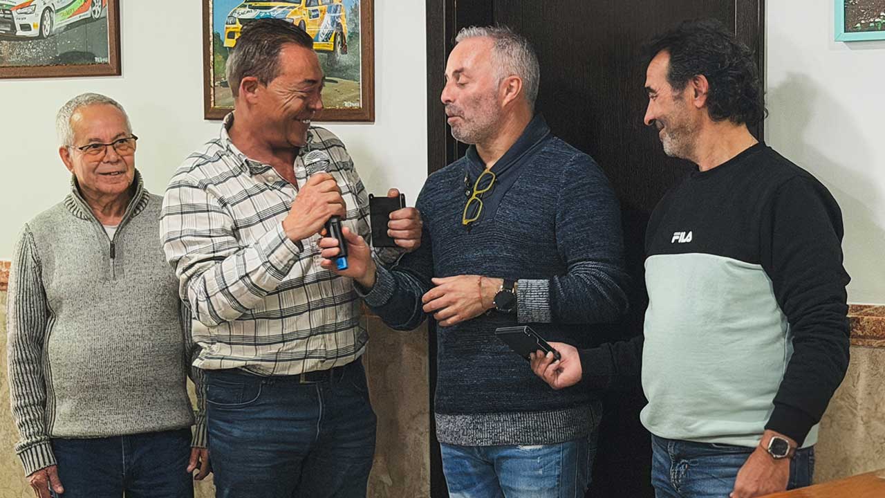 O navegador Osvaldo Maio, natural de Portimão, foi homenageado pelo seu percurso no Rally no primeiro grande evento da Associação de Desportos Motorizados do Sul (ADM Sul), a 7 de março, na Guia, na presença de atuais e antigos protagonistas do desporto automóvel do Algarve e Baixo Alentejo. Entrevistado pela filha, recordou momentos marcantes dos seus 17 anos ininterruptos de carreira no Rally.