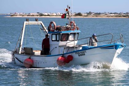 Pescadores denunciam fiscalização a embarcações de pesca considerada excessiva e PS questiona ministro sobre aplicação do novo regulamento europeu.