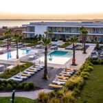 Pestana Alvor South Beach reabre e crianças até 16 anos não pagam estadia em reservas até 30 de abril, desde que partilhem quarto com os pais.