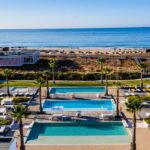 Pestana Alvor South Beach reabre e crianças até 16 anos não pagam estadia em reservas até 30 de abril, desde que partilhem quarto com os pais.