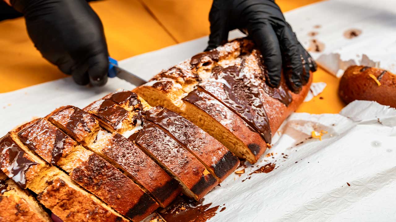 Mercadinho da Páscoa regressa a Quarteira com artesanato, doçaria regional, atividades para famílias e a partilha do tradicional folar gigante.