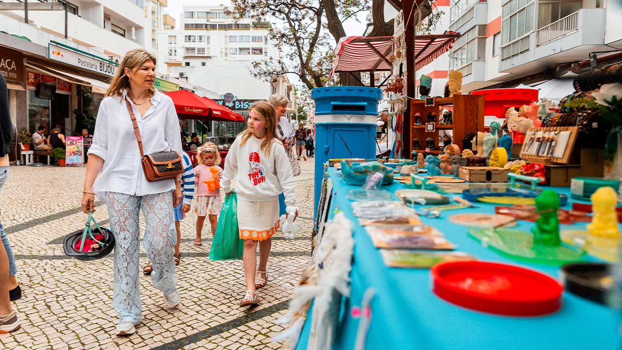 Mercadinho da Páscoa regressa a Quarteira com artesanato, doçaria regional, atividades para famílias e a partilha do tradicional folar gigante.