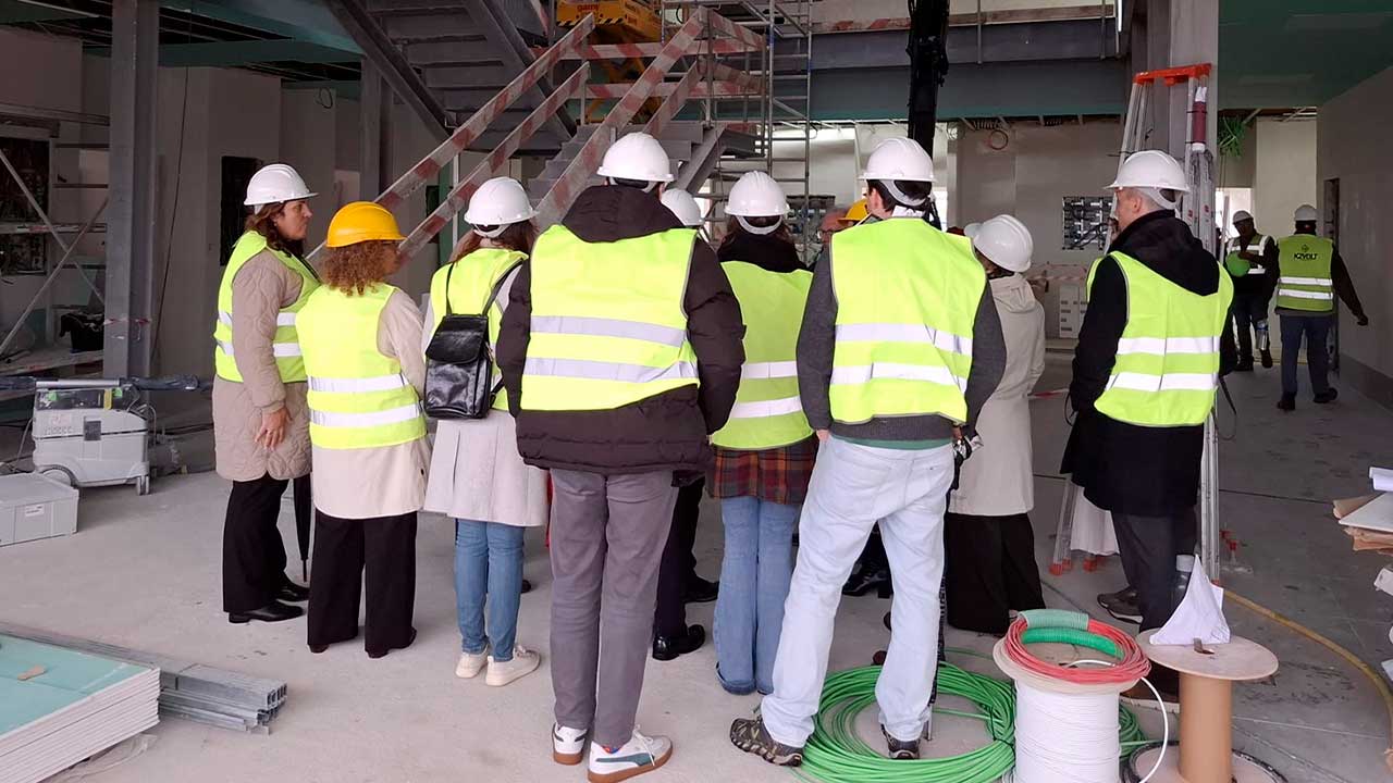Rede Hub Azul reúne em Olhão e acompanha o avanço do projeto, com visita à obra que decorre dentro do prazo previsto para conclusão.