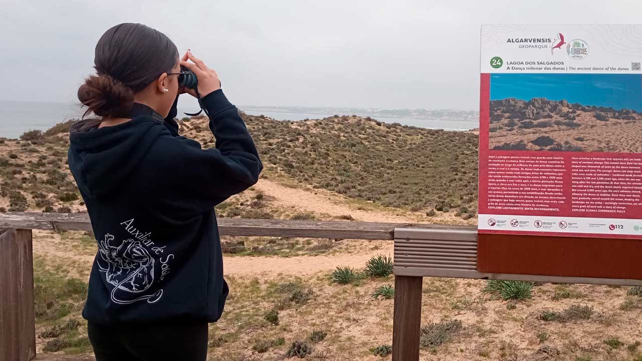 Silves leva alunos da Secundária ao Geoparque Algarvensis, com visita guiada, participação na rota «Do Mar à Rocha Vermelha» e contacto com a geologia local.