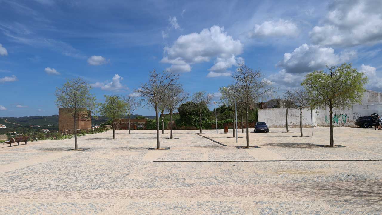 Silves requalifica estacionamento na Rua do Saco por 193 mil euros, com intervenção que melhora segurança, organização e condições de utilização do espaço.