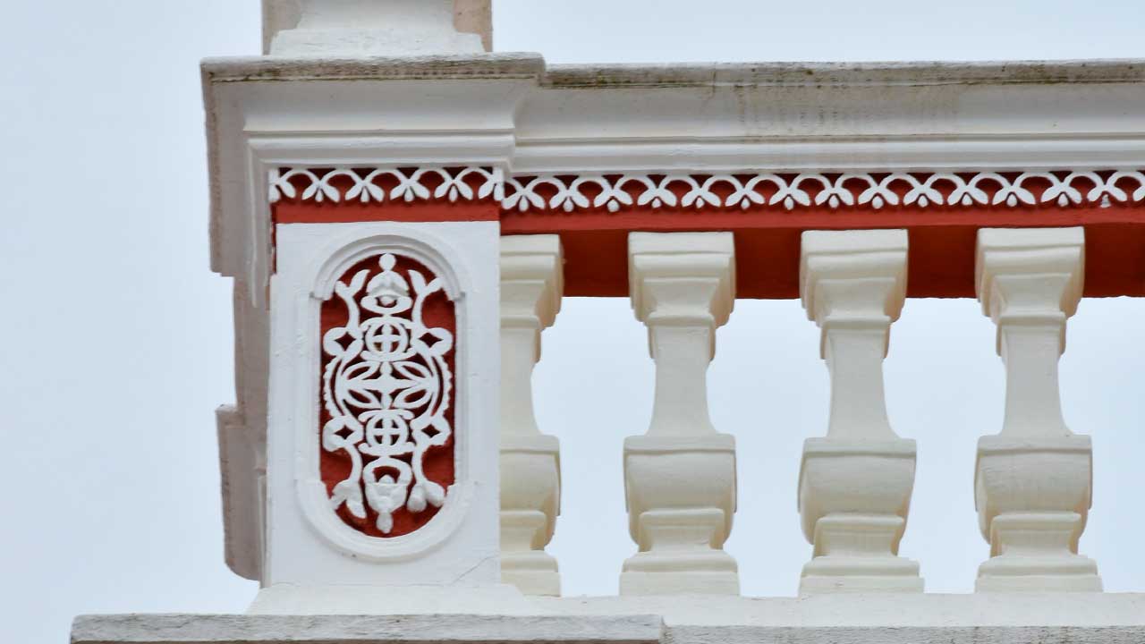 Museu de Tavira promove visita às platibandas na margem oriental, destacando casas ornamentadas e a evolução urbana entre os séculos XIX e XX.
