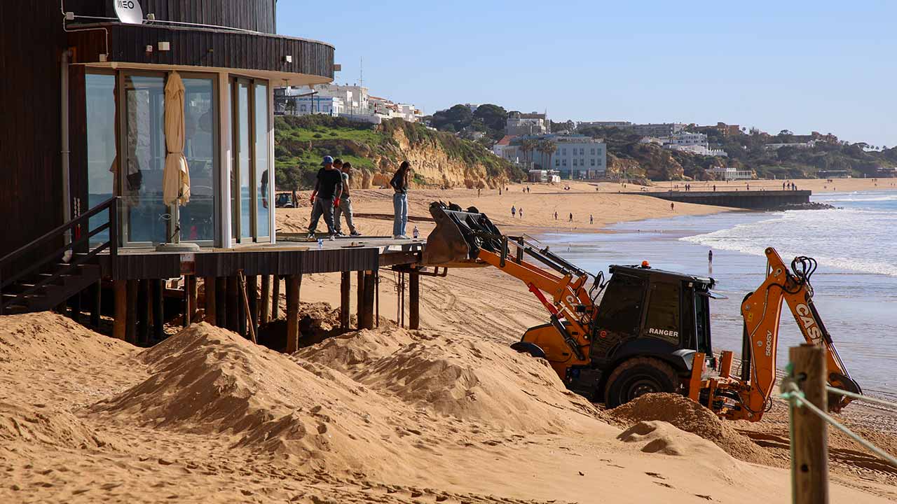 Tempestades de inverno provocaram recuo do areal em 35 praias do Algarve, com perdas até 24 metros, segundo relatório da Agência Portuguesa do Ambiente.