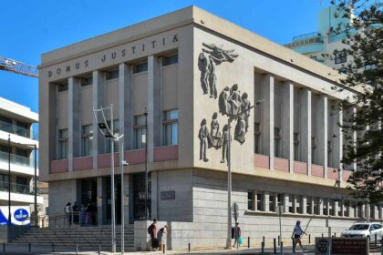 Tribunais do Algarve enfrentam falta de magistrados, milhares de inquéritos pendentes e condições degradadas, com infiltrações, ratos e arquivos afetados.