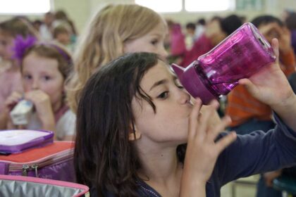 VRSA investe 21 mil euros para poupar água nas escolas com sensores, equipamentos eficientes e ações de sensibilização ambiental.