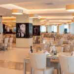 Vila Galé Ampalius renova espaços e reforça oferta em Vilamoura, com novos ambientes no bar e restaurante e melhoria da experiência junto à marina.