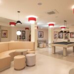 Vila Galé Ampalius renova espaços e reforça oferta em Vilamoura, com novos ambientes no bar e restaurante e melhoria da experiência junto à marina.