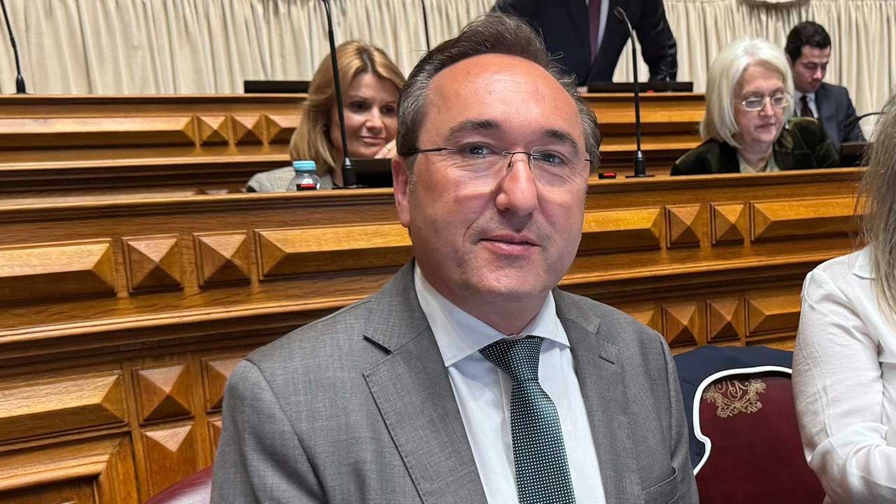 Vítor Guerreiro tomou posse como deputado do PS eleito pelo Algarve e vai integrar várias comissões parlamentares na Assembleia da República.