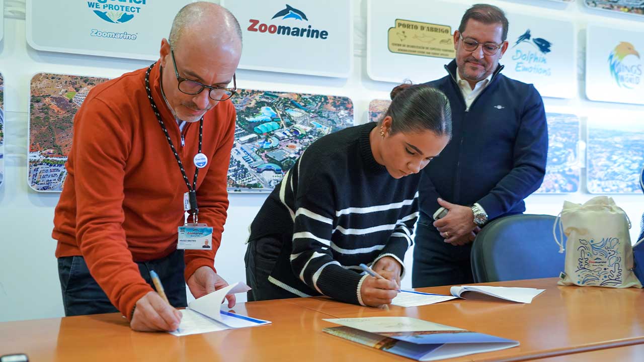 Apoio à vela ganha força com Zoomarine a patrocinar João Pontes e uma atleta de 16 anos, reforçando aposta no desporto náutico em Portugal.