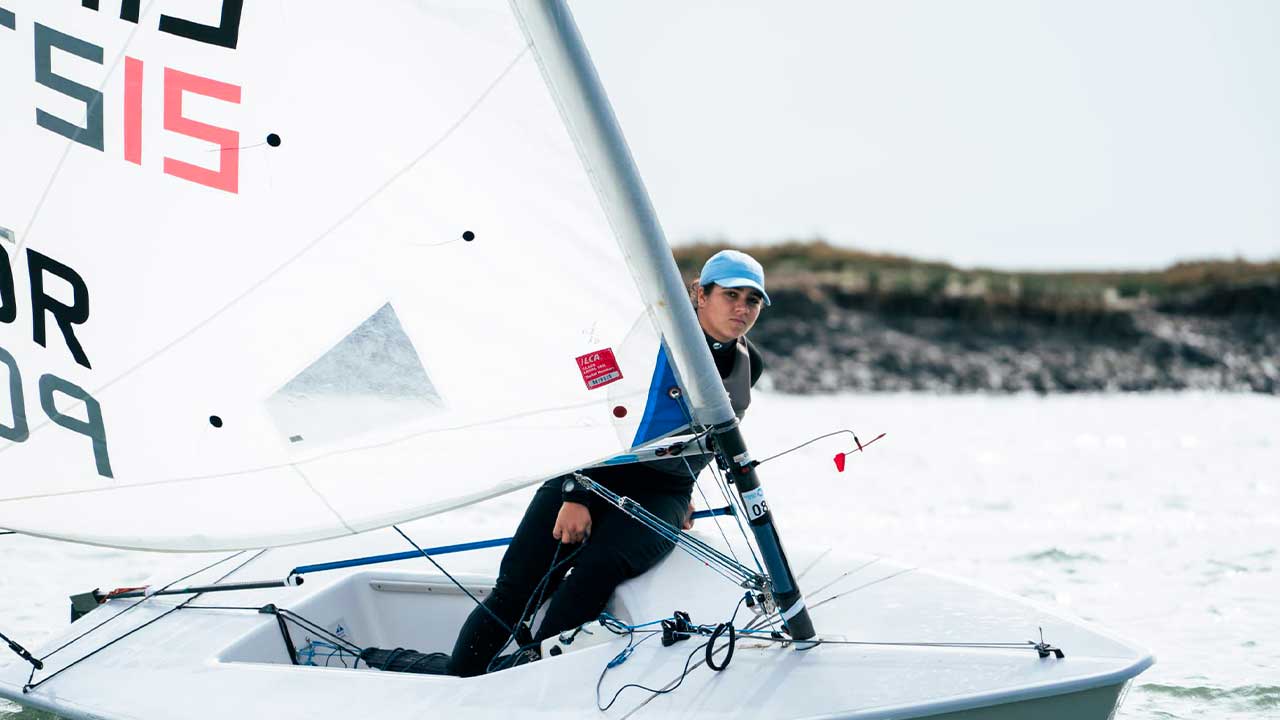 Apoio à vela ganha força com Zoomarine a patrocinar João Pontes e uma atleta de 16 anos, reforçando aposta no desporto náutico em Portugal.