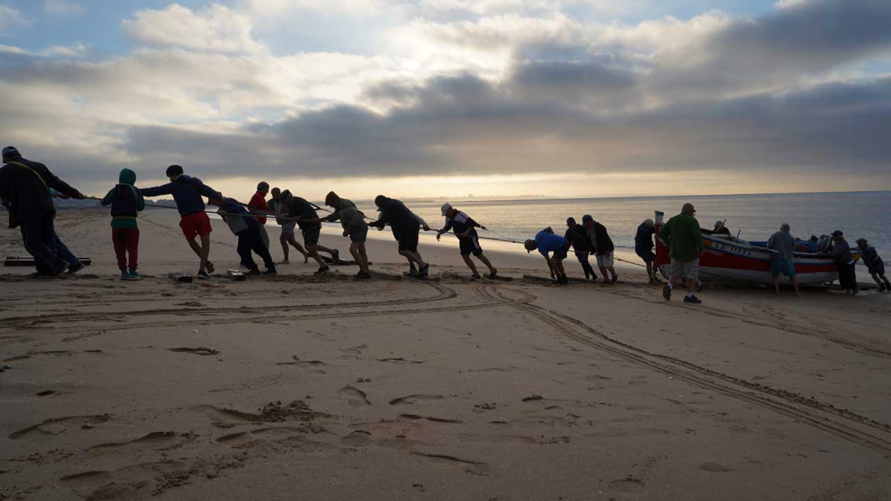 Arte xávega da Meia Praia vai continuar em Lagos com protocolo aprovado pela autarquia. Atividade tradicional passa a ser recriação cultural após morte do arrais Zé Bala.