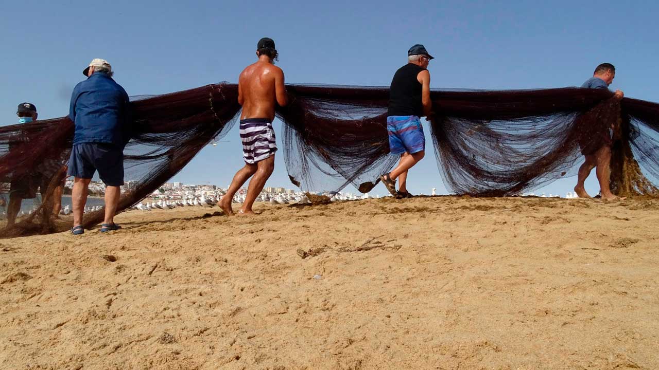 Arte xávega da Meia Praia vai continuar em Lagos com protocolo aprovado pela autarquia. Atividade tradicional passa a ser recriação cultural após morte do arrais Zé Bala.