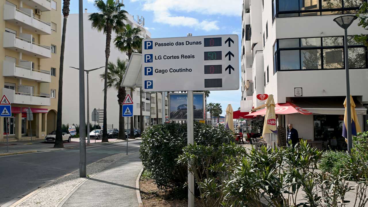 Bairros Comerciais Digitais chegam a Loulé e Quarteira para modernizar o comércio local com plataformas online, Wi-Fi reforçado e serviços digitais.