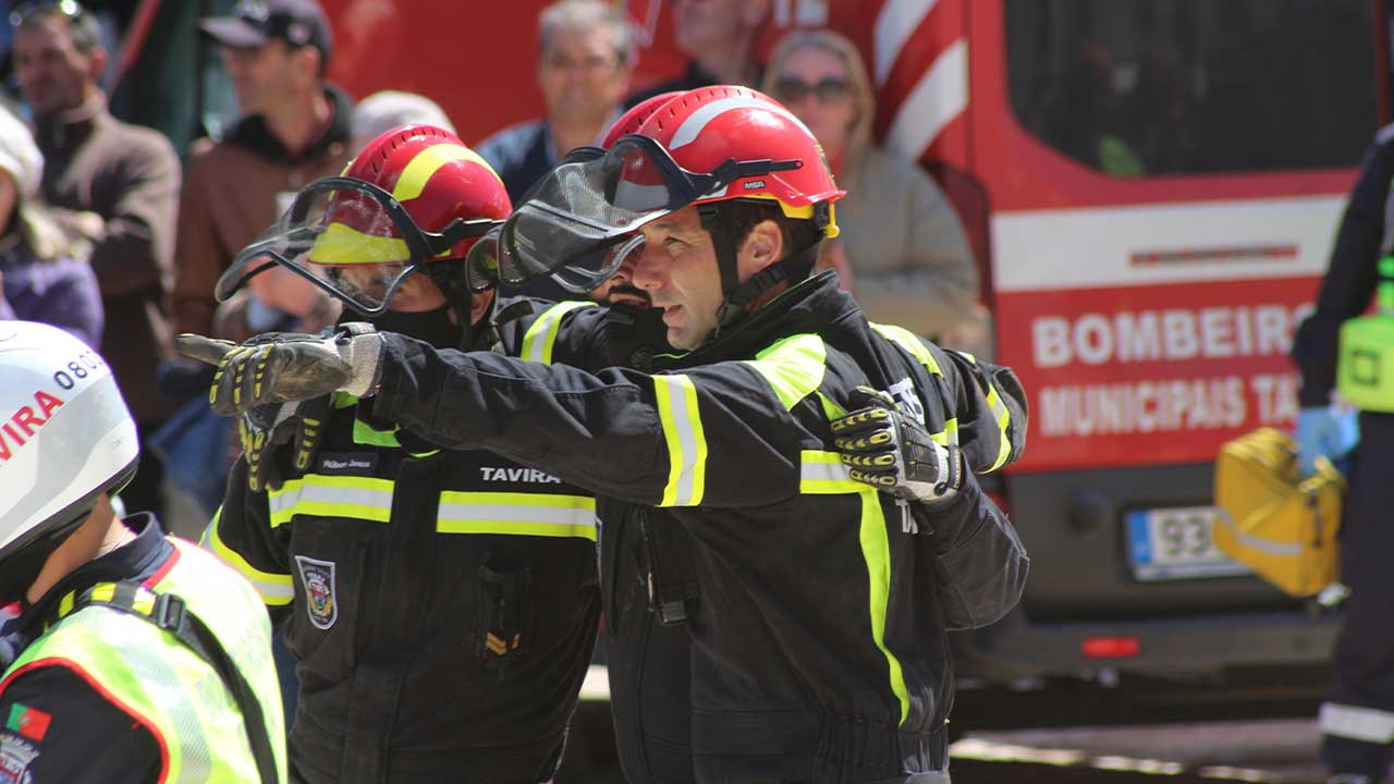 Sapadores Bombeiros de Tavira celebram 138 anos com cerimónia pública na Praça da República e apresentação de novo veículo de combate a incêndios.