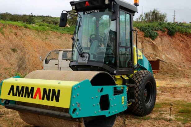 Vila do Bispo investe 91 mil euros em cilindro compactador para reforçar manutenção da extensa rede de caminhos rurais do concelho.