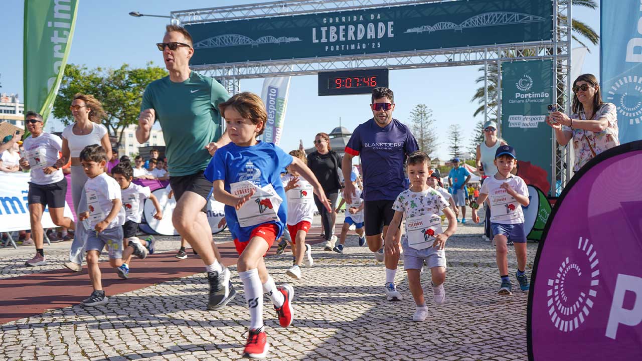 Corrida em Portimão junta atletas e crianças a 25 de abril. com provas de 10 km e caminhada de cinco quilómetros, numa manhã dedicada ao desporto.